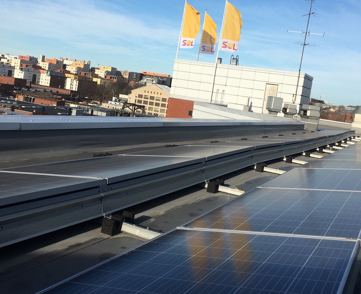 Omaa aurinkosähköä ☀️☀️Aurinkopaneelit pääkonttorin katolla tuottaa konttorimme valaistuksen ja lataa tietokoneemme. #vastuullisuus #Sustainability #aurinkosähkö #ympäristö #luonto