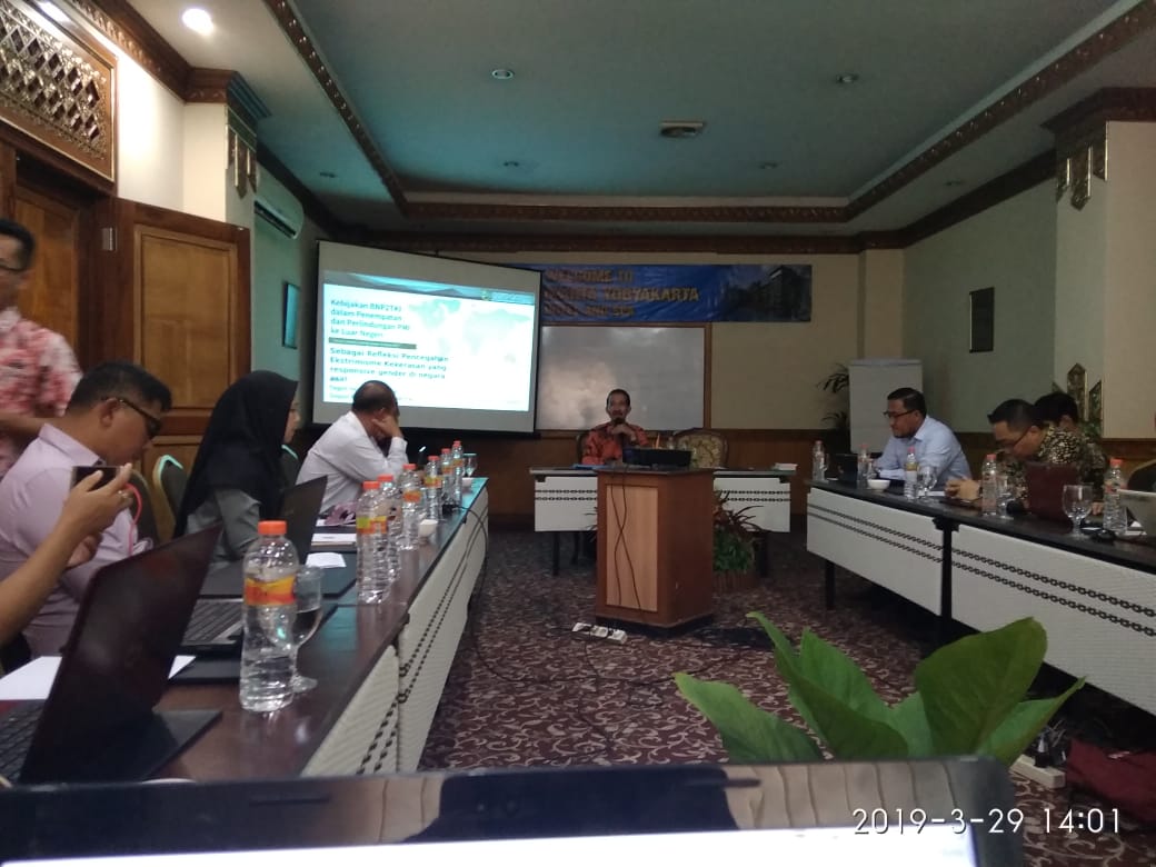 Teguh Hendro Cahyono, Deputi Penempatan BNP2TKI, memaparkan tentang refleksi pencegahan ekstremisme kekerasan yang responsif gender bagi PMI di negara asal dalam sesi FGD <a href="/Infest_Jogja/">infest Yogyakarta</a> dan UN Women.