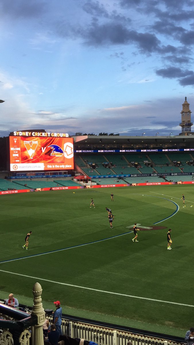 tamrapalmerTP's tweet photo. Perfect night for #SwansvCrows footy @scg @sydneyswans https://t.co/5i2P7uHjIR