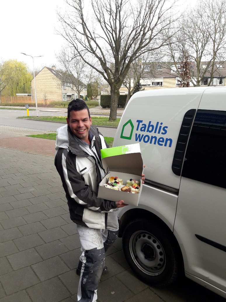 TablisWonen's tweet photo. Gebak voor de schilders van Van de Velde schilderwerken! Ze
handelden snel toen bij een bewoonster een stofdoek vlam vatte. De bewoonster werd in veiligheid gebracht en het brandje werd geblust! https://t.co/bUZuxt0Cnw