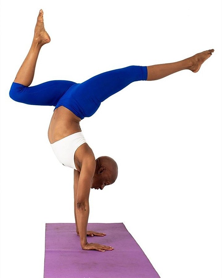 BophelokeMatla's tweet photo. 1st day after my birthday, hellooooo handstand, I finally got you. Yeeeeeeh #fitatanyage #fitafter40 @MaliRamara @Khanyi_Magubane @P_tsholo @SarahAirdMash https://t.co/7w8OIa63Kl
