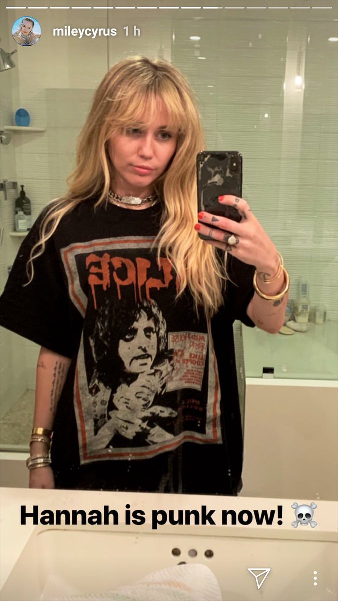 TwinkleSmiler's tweet photo. Miley turned Hannah Montana into Punk again 😜
#Hannahisback #MileyCyrus #HannahMontana #thatwig https://t.co/kUHVcCIwwB