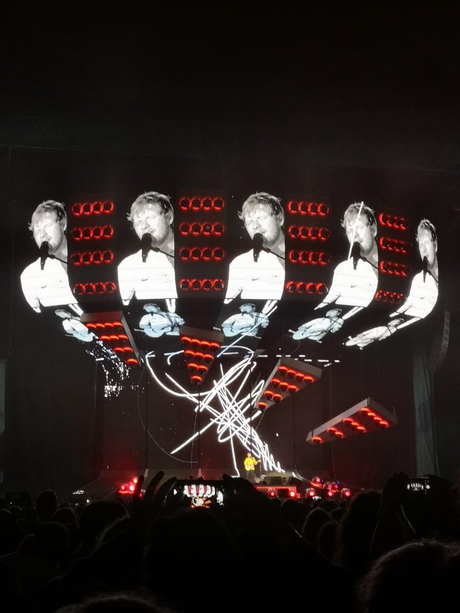Likers_2Do's tweet photo. Shout to the unsung heroes responsible for the stage and lighting - this was a visual feast! *insert chef finger kiss here*

#EdSheeranSA #DivideTourSA https://t.co/jBN0xLcqLy