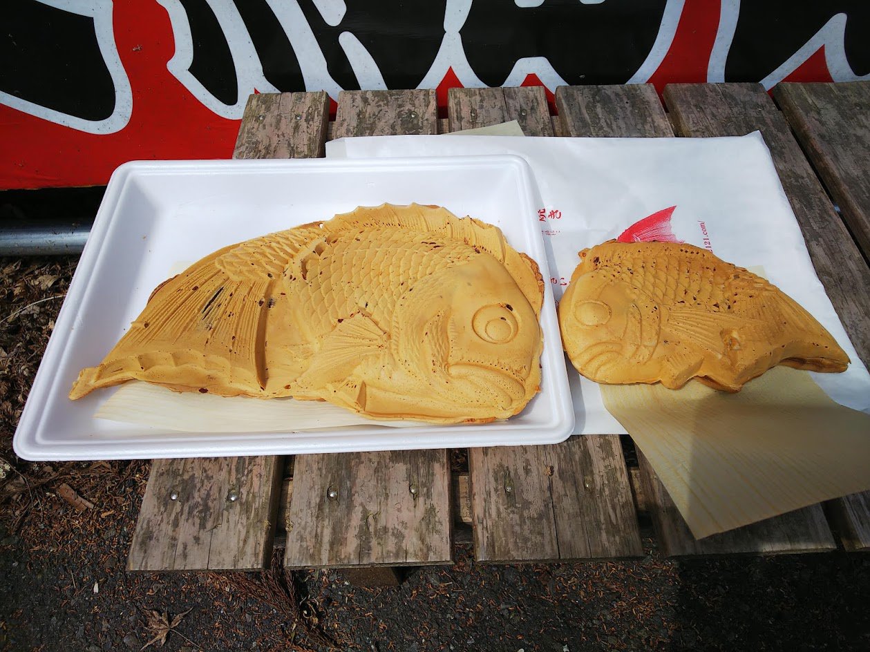 Nori 静岡県の丸子宿にある 丸子峠鯛焼き屋 の世界一大きい鯛焼き 写真左側が26センチ鯛焼き 右側が16センチ鯛焼き 甘さ控えめで美味しくいただきました 丸子峠鯛焼き屋 世界一大きい鯛焼き 丸子峠 静岡県 T Co Kjexem71np Twitter