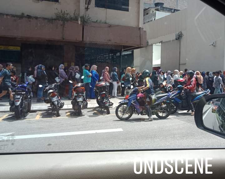 MyOndscene's tweet photo. 1200hrs
Jln Sri Amar/Jln TAR
Katanya, jualan gudang Sendayu Tinggi...
Q semakin panjang...
#ondscene #jualangudang #sendayutinggi https://t.co/uifKfLcwXA
