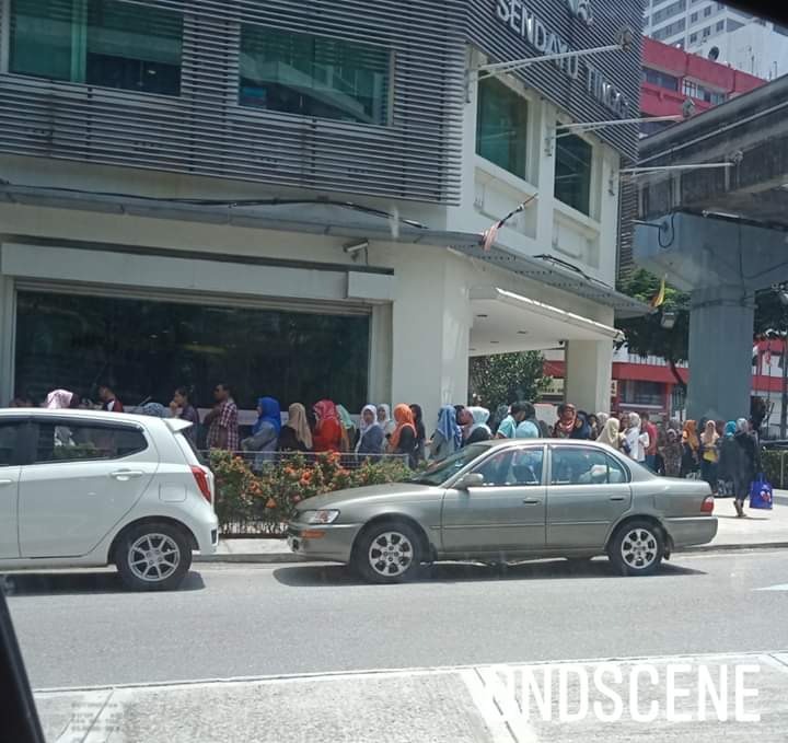 MyOndscene's tweet photo. 1200hrs
Jln Sri Amar/Jln TAR
Katanya, jualan gudang Sendayu Tinggi...
Q semakin panjang...
#ondscene #jualangudang #sendayutinggi https://t.co/uifKfLcwXA