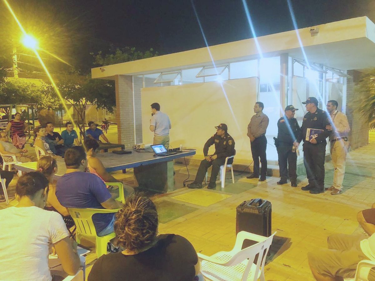 Nos reunimos con los miembros de la junta de acción comunal en el parque del barrio Sierradentro, con la comunidad de los sectores de Nevada y Miracamprestre, con el objetivo de fortalecer el frente de seguridad de la jurisdicción en compañía de <a href="/SeguridadStaMta/">Sec. Seguridad SM</a>