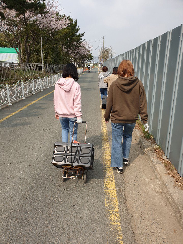 sooksookcat's tweet photo. 3월 29일. 오늘은 동아대학교 동아리 '냥아치'  학생분들이 봉사를 와주셨어요. 봉사를 와주신 분들에게도 을숙도 고양이들에게도 행복한 시간이었을거예요. 누군가의 배를 채워주는 일만큼 기쁜 일이 있을까요? https://t.co/aRGhJLRfG0