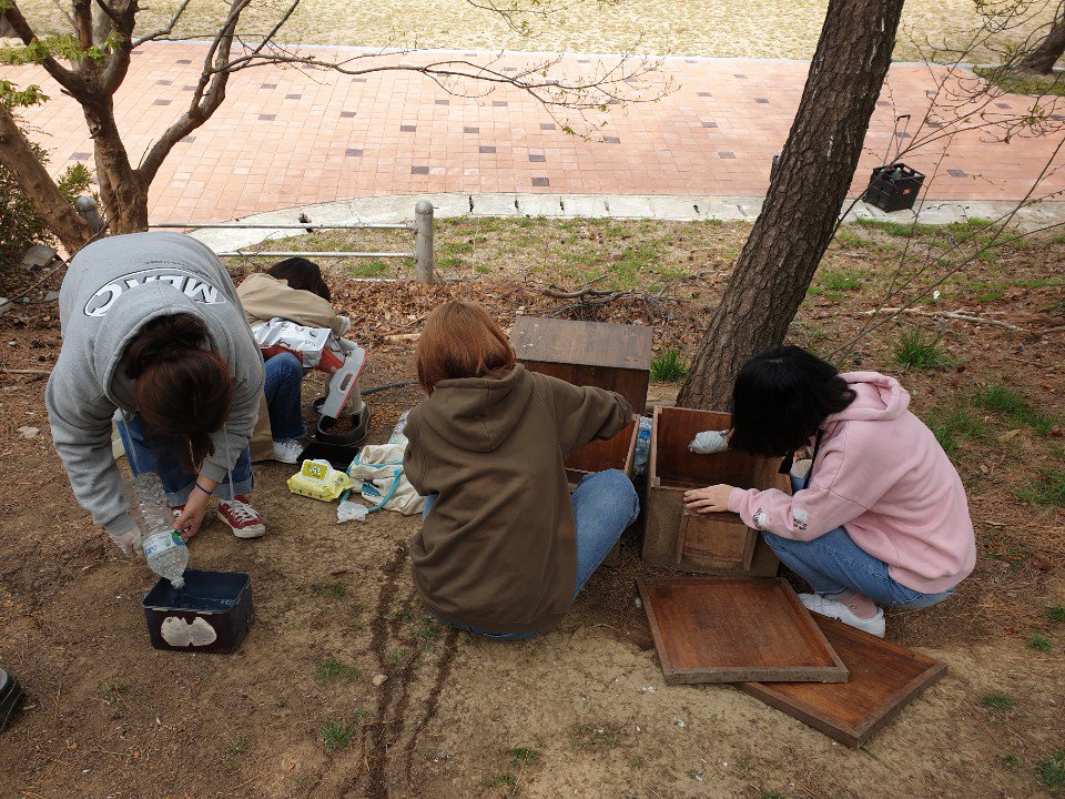 sooksookcat's tweet photo. 3월 29일. 오늘은 동아대학교 동아리 '냥아치'  학생분들이 봉사를 와주셨어요. 봉사를 와주신 분들에게도 을숙도 고양이들에게도 행복한 시간이었을거예요. 누군가의 배를 채워주는 일만큼 기쁜 일이 있을까요? https://t.co/aRGhJLRfG0