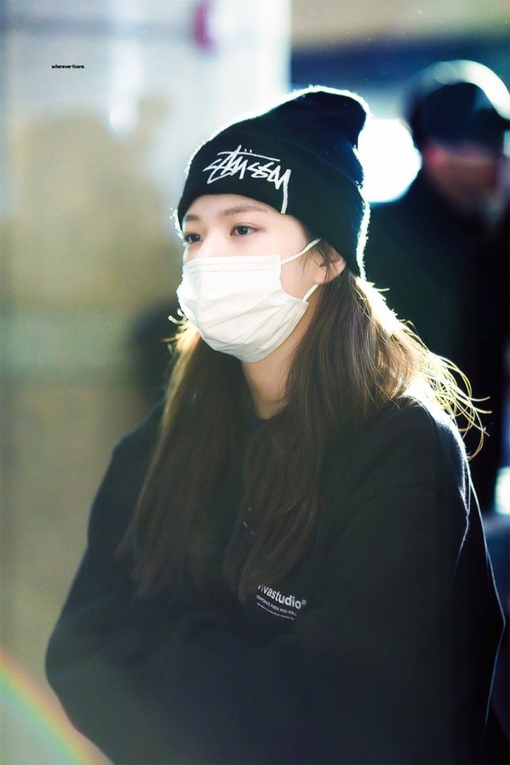 韓国アイドルファッション通販 Collabonation Auf Twitter Twice ジョンヨン や Wayv シャオジュン も着ている Vivastudio Location Logo Crewneck オレンジとアイボリーの2色が追加で登場 T Co G9xvp3ds6f Nct 韓国 中国 韓国ファション 韓国