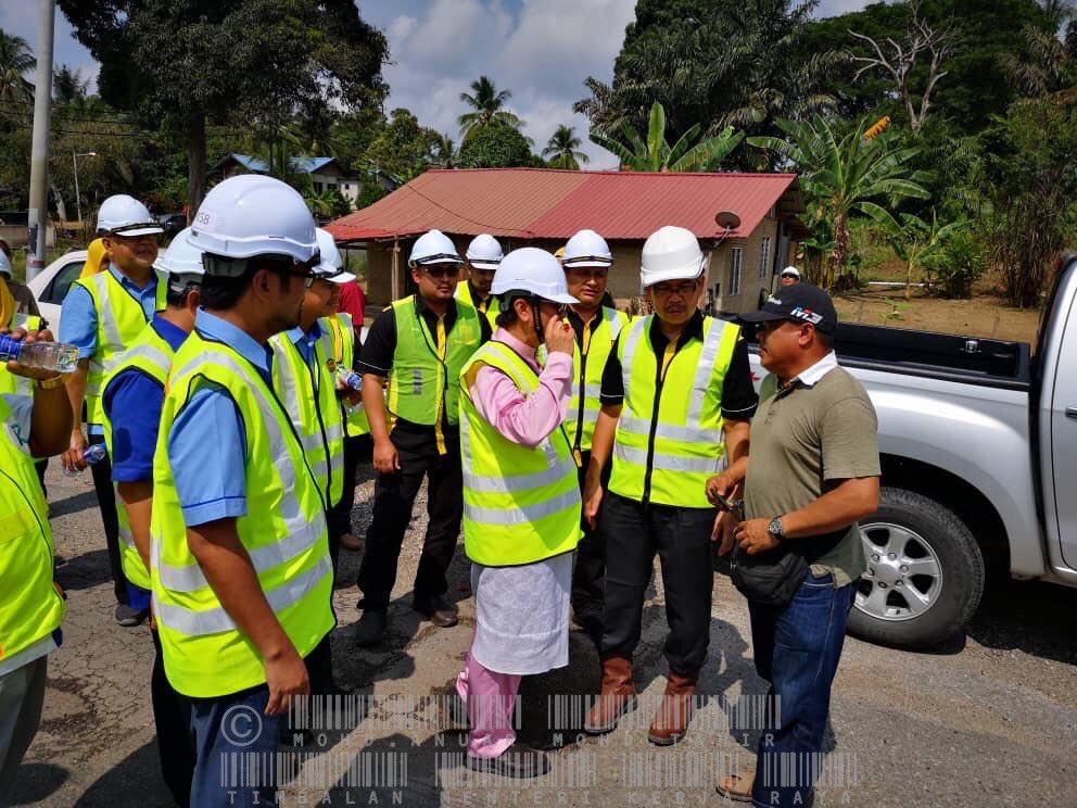 HjAnuarTahir's tweet photo. Turun padang ke Temerloh meninjau jalan-jalan Persekutuan yang boleh @MOWorks @JKRMalaysia @JKRTemerloh dan @Roadcare_Phg baiki dengan sedikit peruntukan yg diterima untuk keselesaan dan keselamatan pengguna jalanraya https://t.co/szHftFXop0