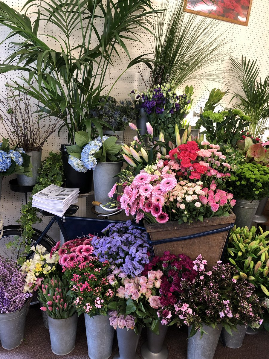 JaneBidwell's tweet photo. Ready for another busy day #Mothersday2019 #freshflowers #hythe #Southampton #newforest #MothersDayGift #❤️ #pink #flowers https://t.co/2LA3UAWFqn