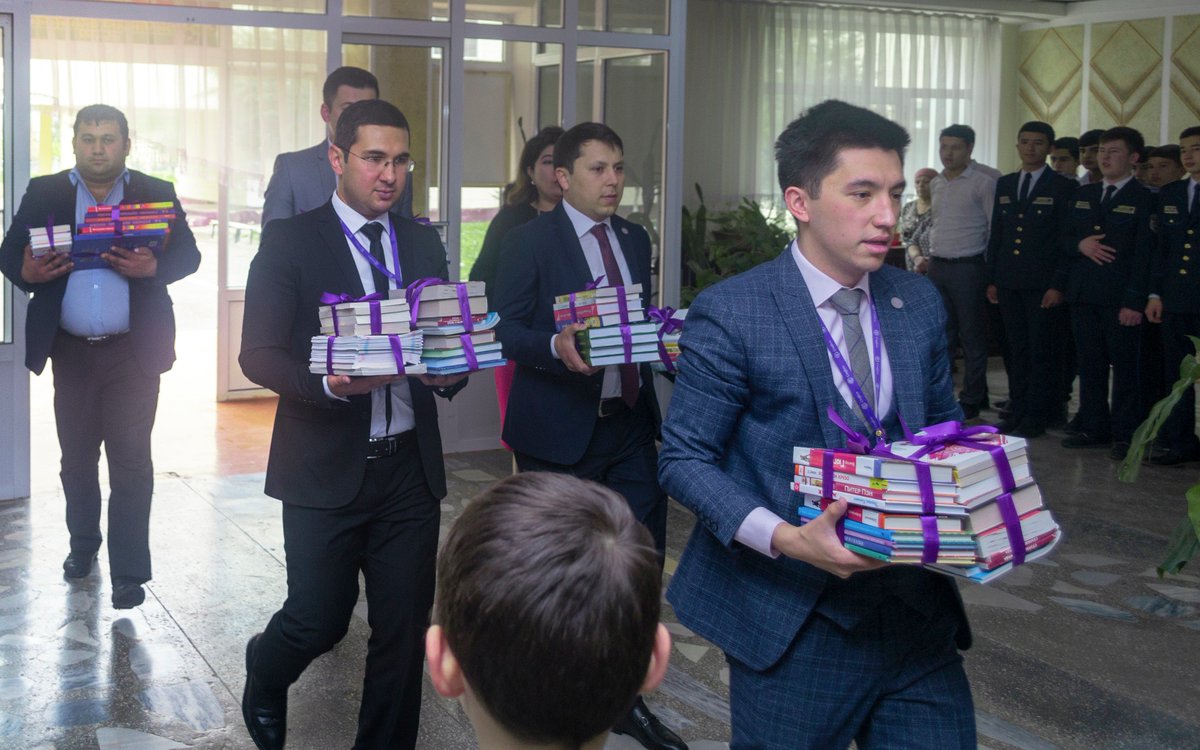 Crafers2's tweet image. По инициативе президента Ш.Мирзиёева стартовала акция &quot;Kitob ulash&quot;, для повышения интереса молодежи к чтению. 28 марта директор компании Crafers – Aзизхон Амилов посетил школу №327, где подарил библиотеке школы более 100 книг.
#kitobchallenge #kitobhadya #Reading_Nation