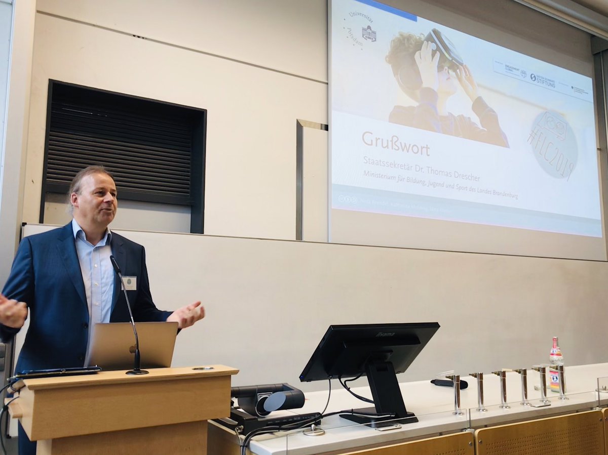 Es geht los! Wir freuen uns über ein Grußwort von Staatssekretär Dr. Drescher! #FLC2019 
Schulen ans Glasfasernetz! <a href="/unipotsdam/">Universität Potsdam</a>