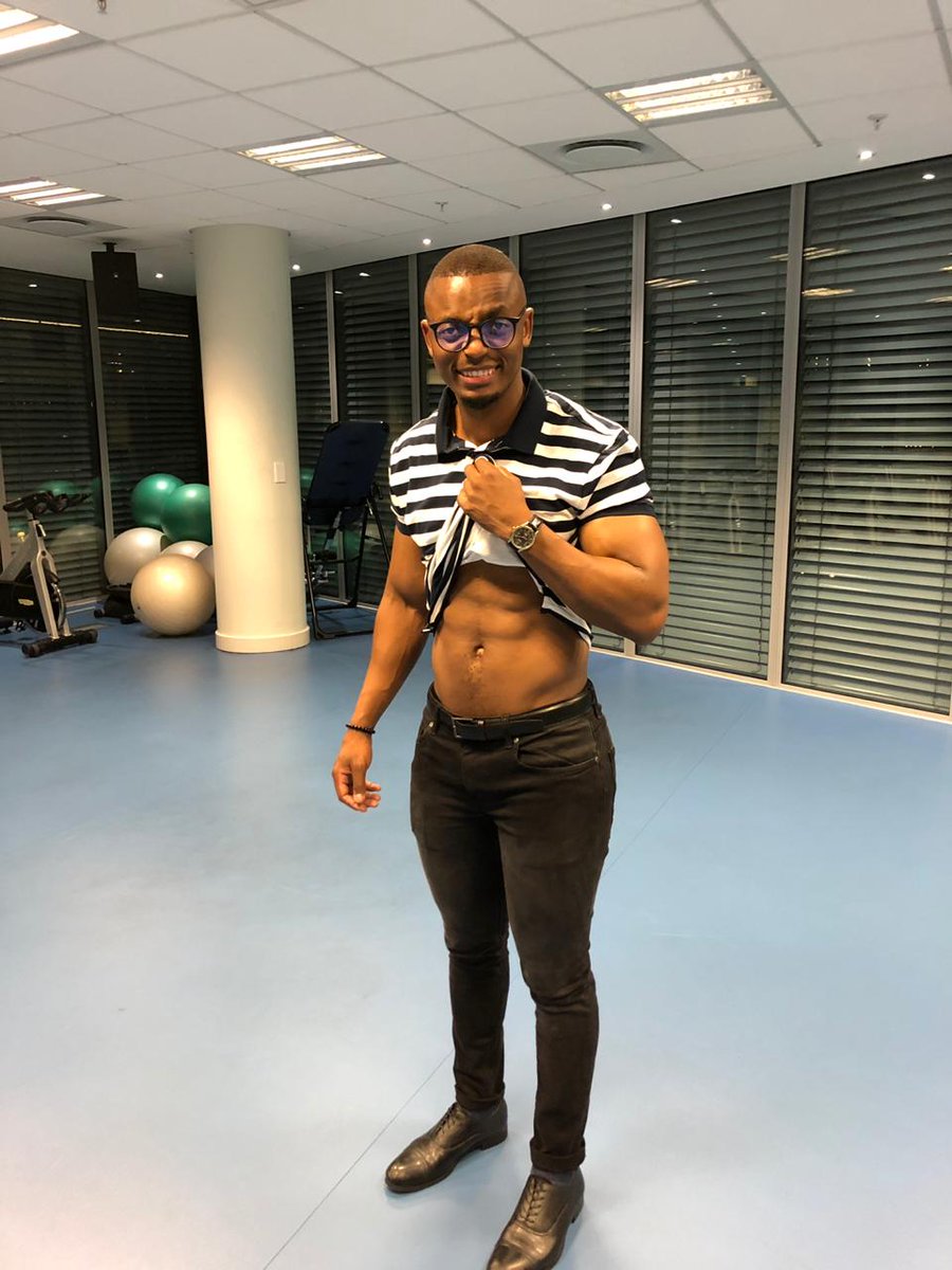 FishApara2's tweet photo. #FridayFeeling Can someone sponsor me with the last two abs bafwethu, I'll pay you back.💪💪💪💪😔 #FreshBreakfast https://t.co/IqEOi45Es3