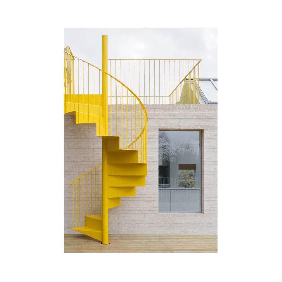 Look_LikeLove's tweet photo. Yellow Staircase 👍
-
Vine Architecture Studio has refurbished a rooftop apartment in east London, with features including a yellow spiral staircase and generous roof lights that fill the interior with daylight. @dezeen
-
#staircase #yellow #architecture #yellow https://t.co/obDPCImyfe