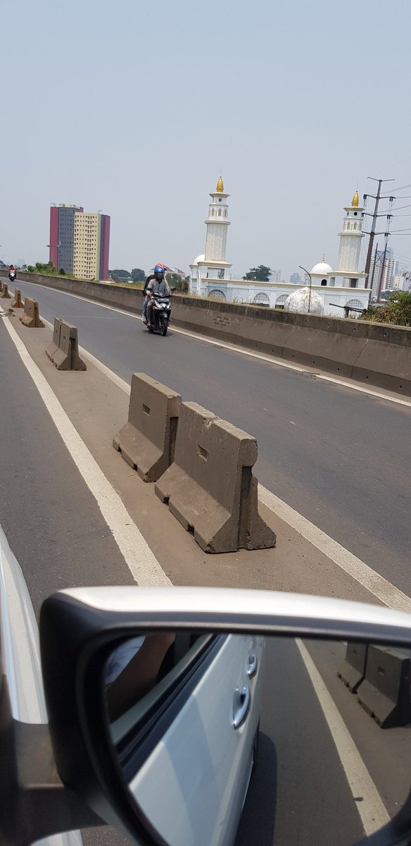 WennyLink's tweet photo. Entah kerjaan siapa sehingga pembatas jalan di fly over daan mogot yg tadinya rapi tanpa cela skr ompong2, mengakibatkan angkot, motor putar balik seenaknya dan bikin macet parah. Jaman skr harus lapor kemana ya? Kl dl msh ada clue @DKIJakarta @BPBDJakarta https://t.co/LmqftvBGQb