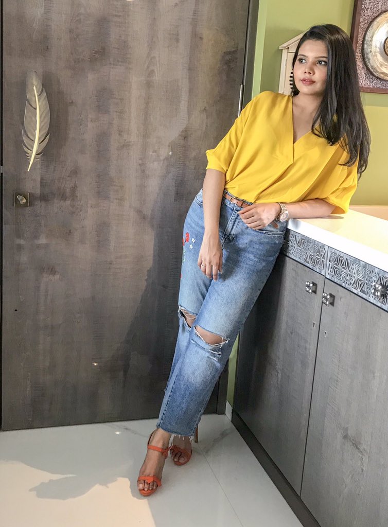 ShahAshni's tweet photo. Just wondering about🧁🍰
.
#summer #summeroutfits #summervibes #summerfashion
#corporatefashion #corporate #officestyles #workwear #corporateworld #formal #blogger #bloggerstyle #styleblogger #stylelife #casualstyle #fashionblogger #ootd #ootdfashion #corporatestyle #bosslady https://t.co/na0Sy10fqi