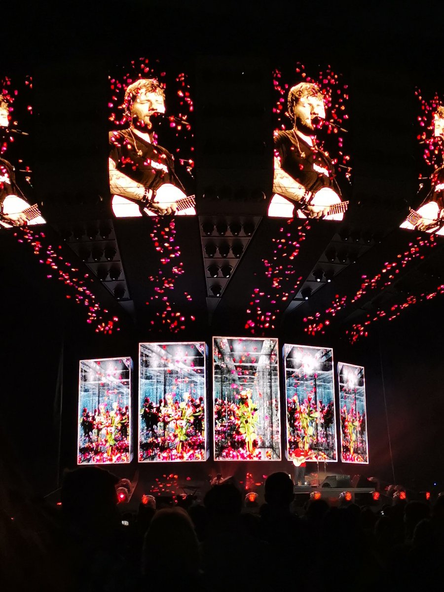Dhashnie's tweet photo. May I just add that @edsheeran concert was simply the best music experience I have had.

Wow. This man is perfection ❤️

#DivideTourSA #EdSheeranSA #Capetown #DivideTour https://t.co/wOfsVHFV67
