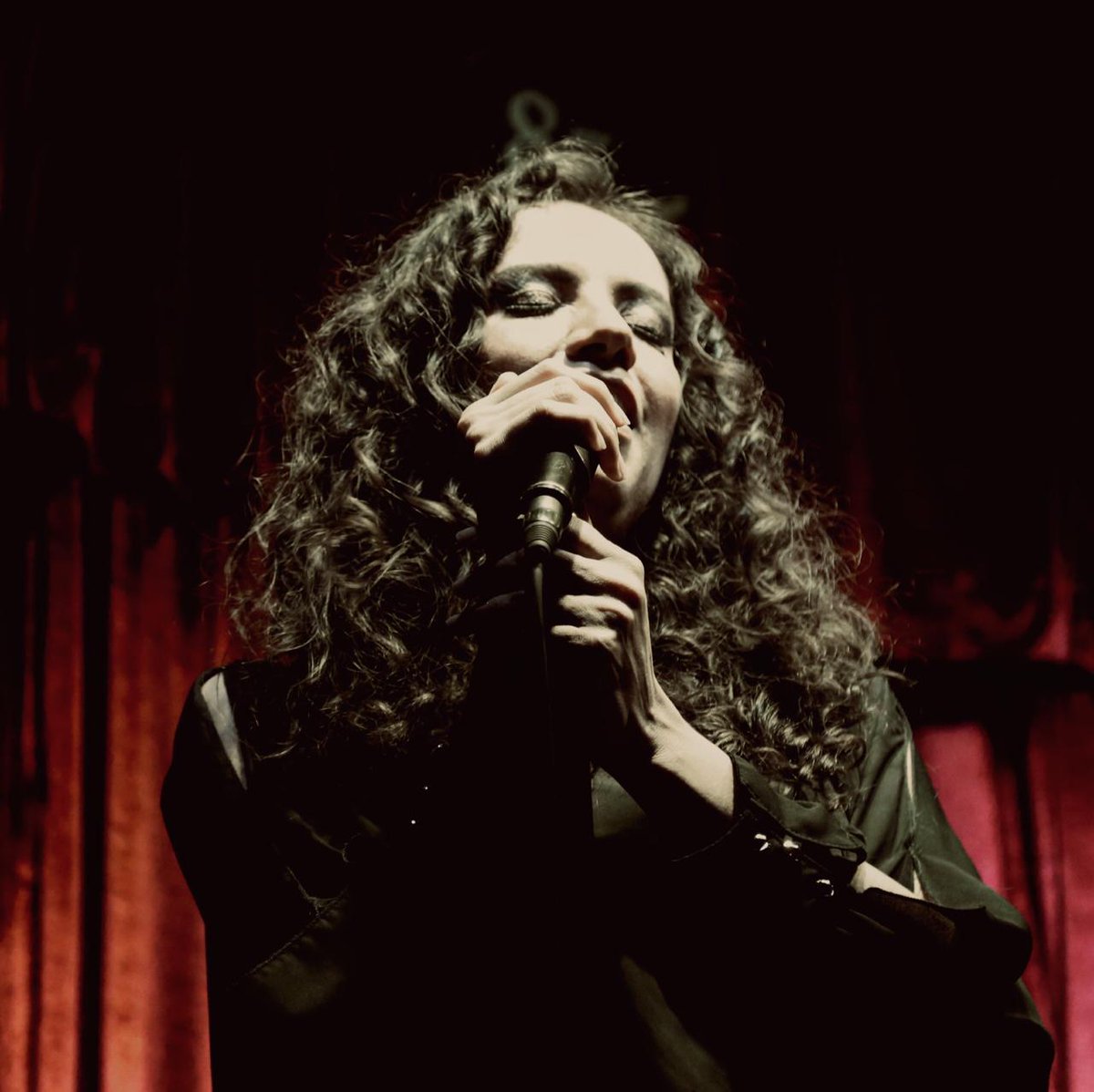isabelmezartist's tweet photo. Soy una mujer esencialmente triste, no es una carga, es una forma de cantar la vida.
#LadySingsTheBlues
#Blues
#Azulintenso Cúando la tristeza cambia de color. https://t.co/XmoonSoHuo