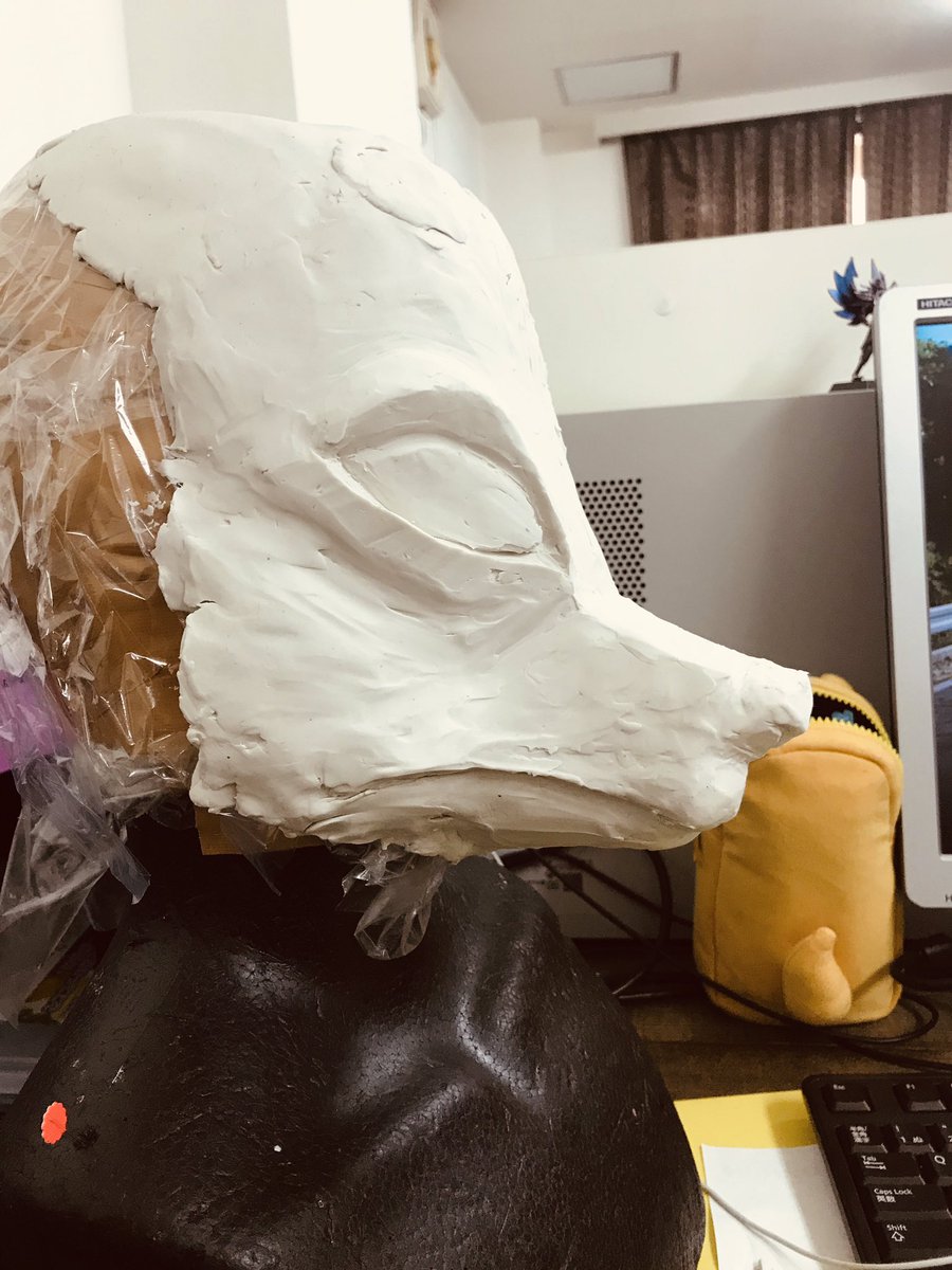のらいぬ 簡単なのらいぬ流パツシィくん 着ぐるみ頭 の作り方講座 1 マネキンヘッドを梱包用テープなどでくるみガムテで巻き付けたものに 油粘土で動物の頭部の原型を作ります 2 原型を梱包用テープで巻き付け ガムテで隙間なく覆っていきます
