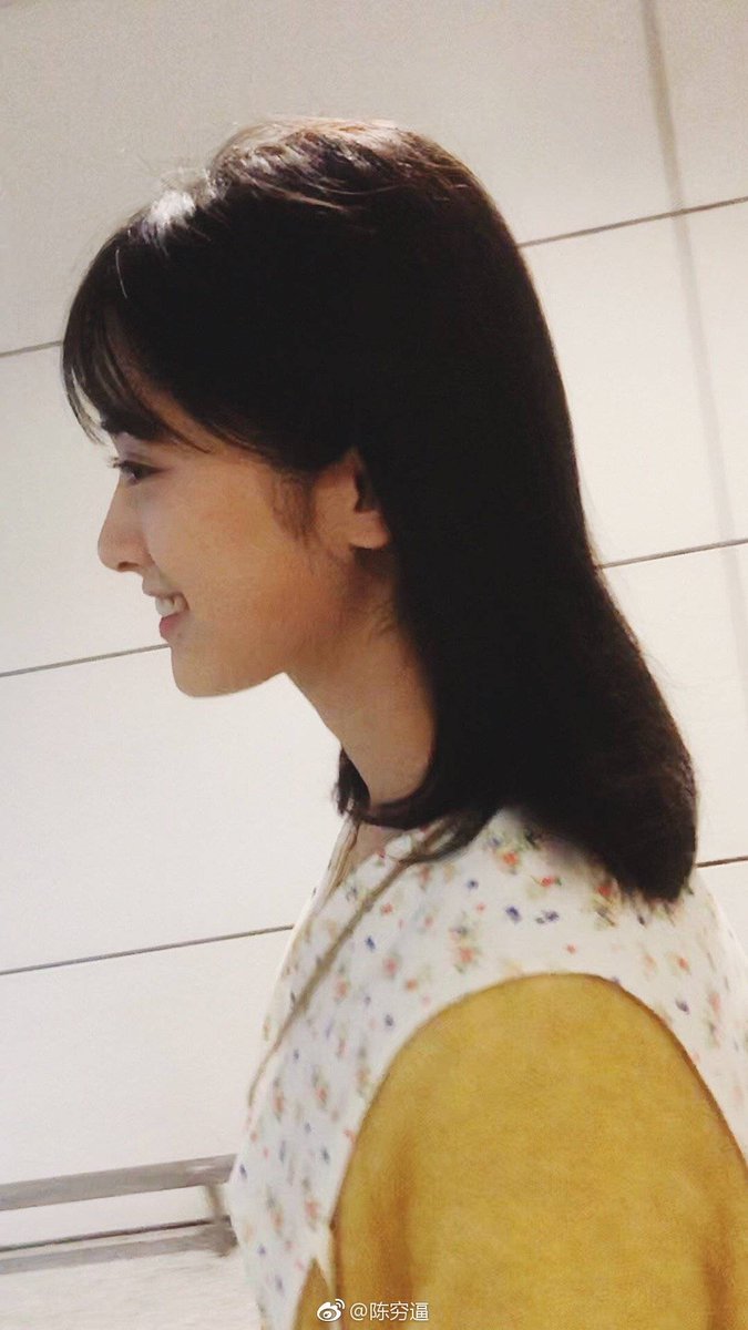 love_yue17's tweet photo. Wow! You can really see in this angle how long her hair now. And omg she looks so beautiful here. That perfect side profile. Like an angel 😇😍💛💕

Cto

#ShenYue https://t.co/Wfz8ZEwEyJ