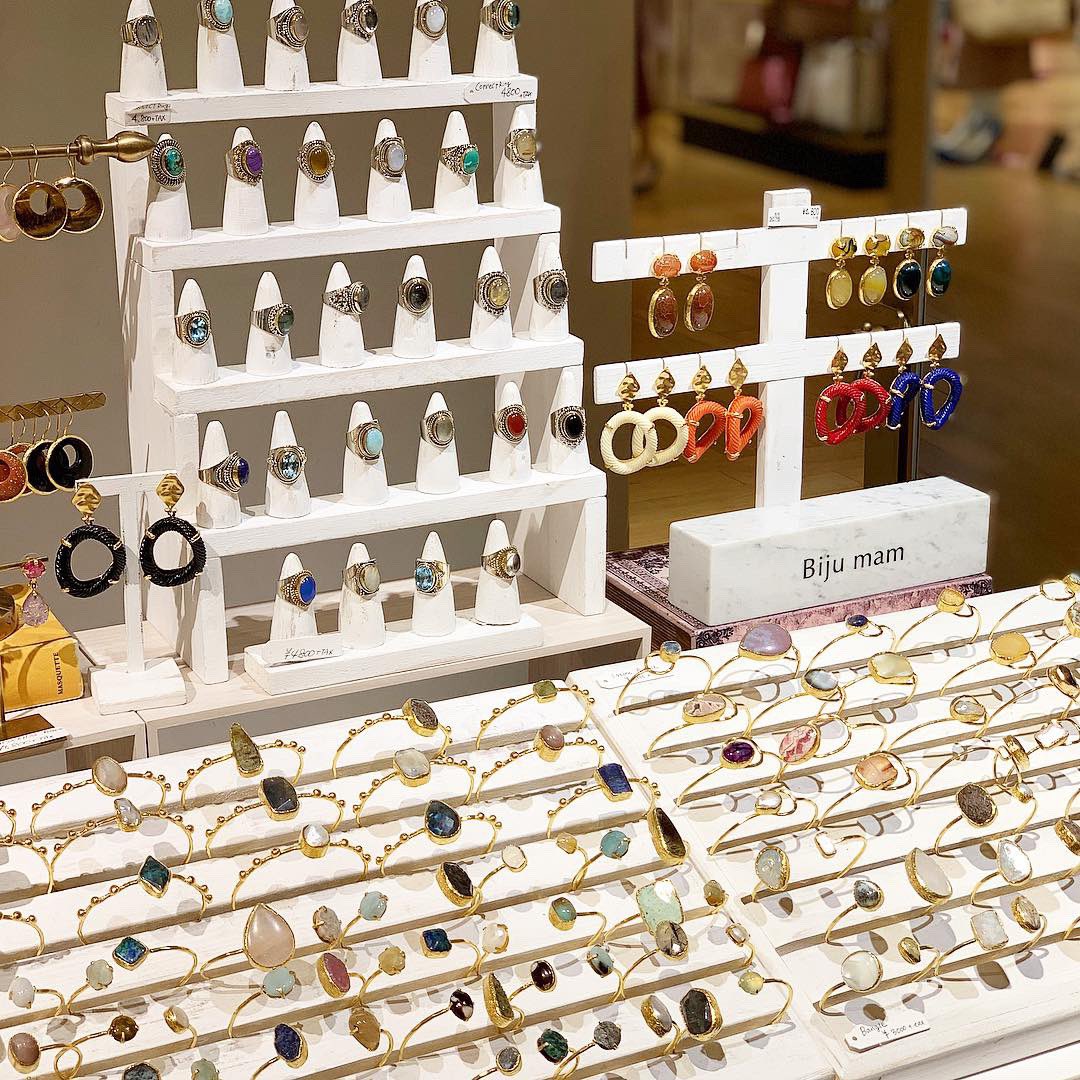 Biju Mam ビジュ マム Twitterissa Biju Mam 銀座三越3f 10 800円 税込 以上お買上げのお客さまに先着で イスタンブールのアクセサリー職人オリジナル巾着をプレゼント中 紐先にちょこんと付いているブルーのものはナザルボンジュウと呼ばれ 目玉モチーフの