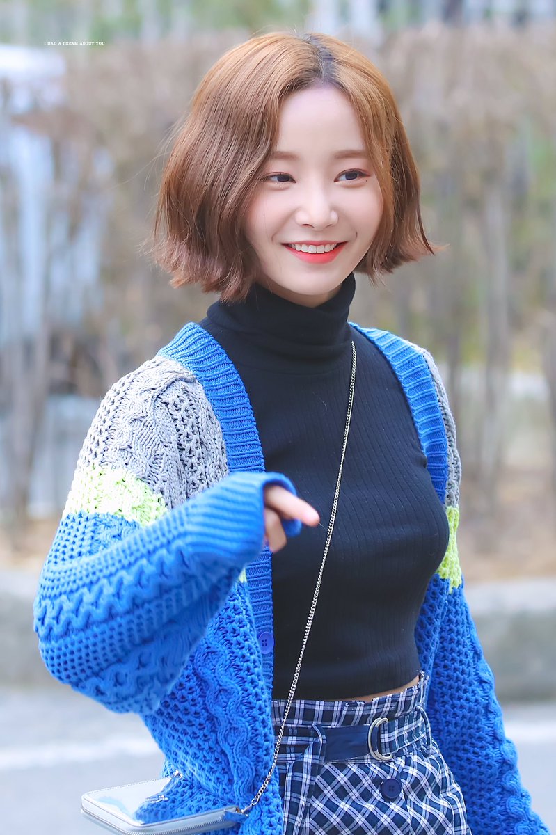 BotPlmm's tweet photo. 190329 뮤직뱅크
💙🥺
#MOMOLAND #모모랜드
#yeonwoo #연우 #ヨンウ
@MMLD_Official https://t.co/8Lk0akDIjJ
