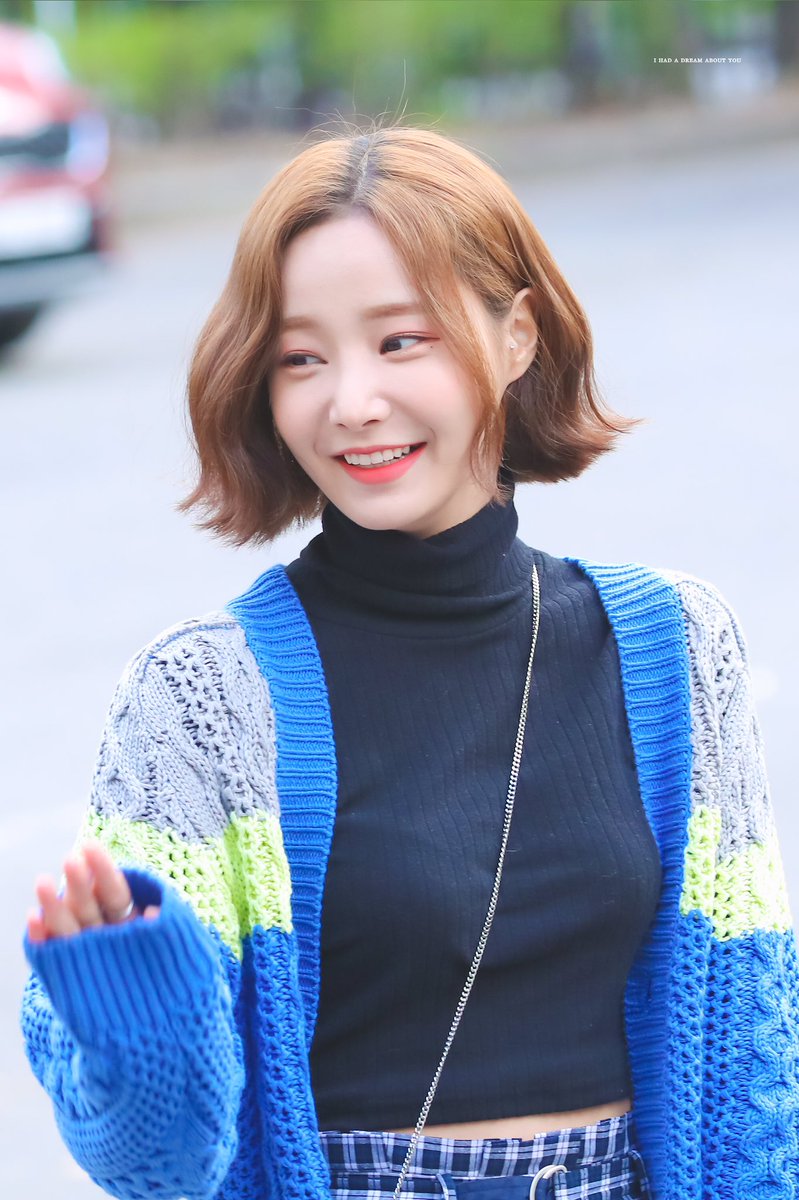 BotPlmm's tweet photo. 190329 뮤직뱅크
💙🥺
#MOMOLAND #모모랜드
#yeonwoo #연우 #ヨンウ
@MMLD_Official https://t.co/8Lk0akDIjJ