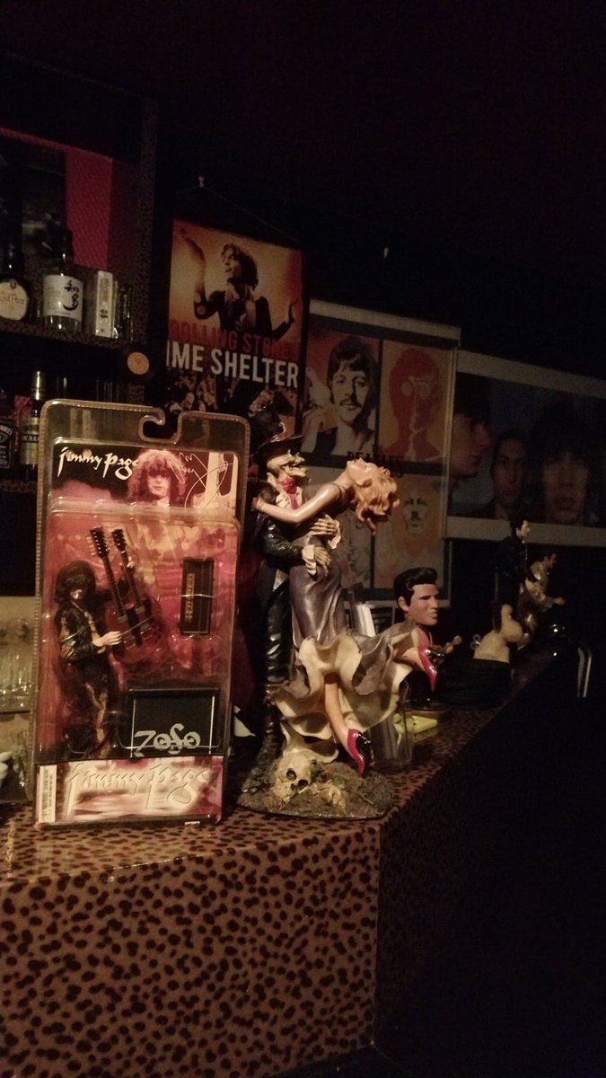 都商会 東京rockbar巡り 昨晩二軒目は新橋のbar Sleazy Rockersさん 灯りがかなり絞られていてとても落ち着いた雰囲気 過ごしやすいバーです とっておきのライブ映像を楽しみました 一軒目と同様フィギュア多めで目にも楽しい場所でした Rockbar 都商会 東京rockbar巡り 昨晩二軒目は新橋のbar Sleazy Rockersさん 灯りがかなり絞られていてとても落ち着いた雰囲気 過ごしやすいバーです とっておきのライブ映像を楽しみました 一軒目と同様フィギュア多めで目にも楽しい場所でした Rockbar