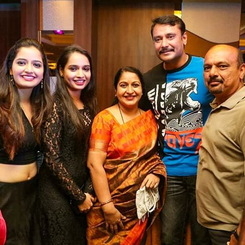 AshikaFansClub's tweet photo. @dasadarshan #DBoss and Karnataka krush @AshikaRanganath https://t.co/t6lgAuBWF8