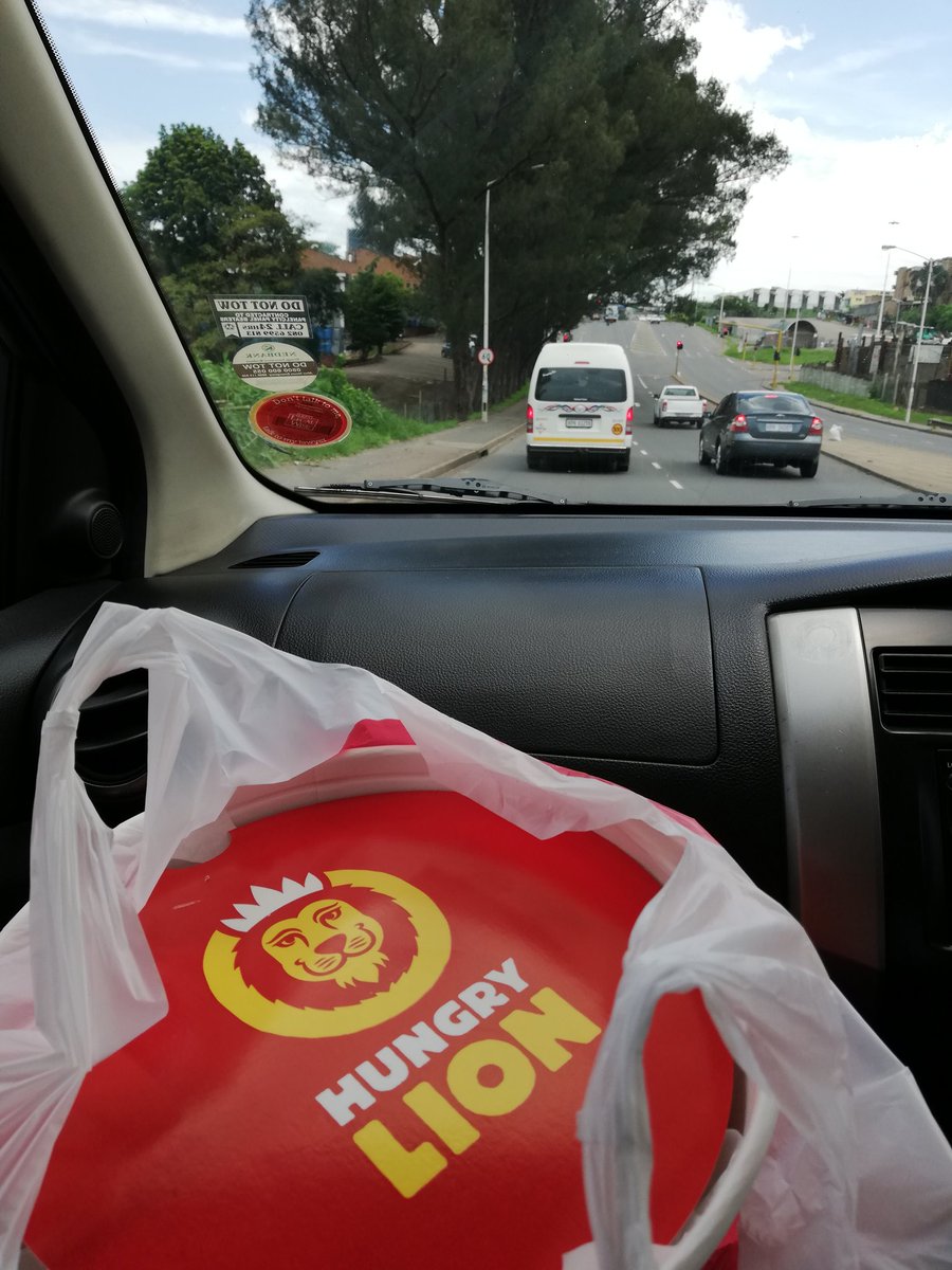 NishyWezSyd's tweet photo. @hungrylion #Chooseday fuel up โฝ๏ธmy Tuesday @hungrylion #HLBigDeal The Hungry Lion Meal that fuels up my family and I is the 21 piece bucket... My @hungrylion #PrideBucket takeaway in transit home to be devoured by the fam... #HLEverydayDeals #WIN #FingersCrossed https://t.co/dr3T2lJTxz