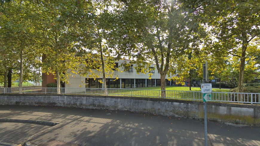 Toulouse : un parent d'élève frappe et insulte un enseignant dans la cour de la maternelle dlvr.it/R1mbyf (FranceBleu)