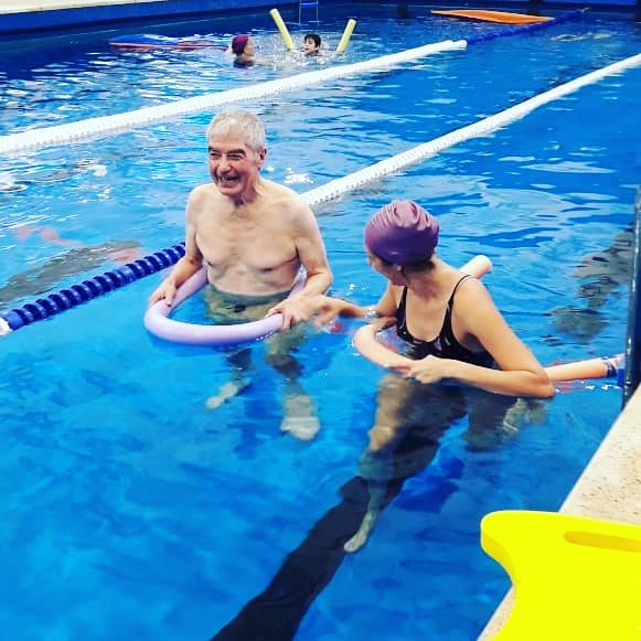 ValorMotrizPile's tweet photo. El querido Chango Cárdenas rehabilitando en el Natatorio ValorMotriz de @RacingVdp ¡Un gran honor!
.
#pileta #piletas #natacion #natación #nadar #deporte #deportes #club #acuagym #aquagym #agua #natatorio #swimming #swimmingpool #racing #racingclub #valormotriz https://t.co/nf3PfBCE8e