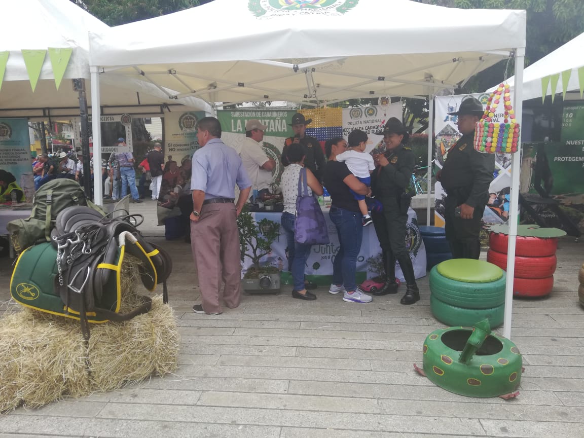 CarabinerosCol's tweet image. Nuestros Carabineros #MEVAL hacen parte de la gira territorial en el municipio de #Itagüí llevando toda su oferta institucional #SISER