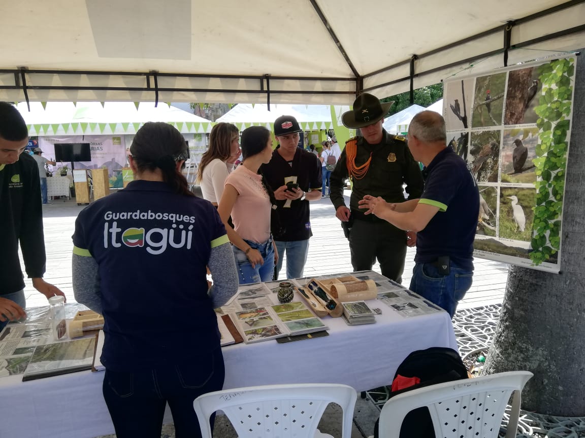 CarabinerosCol's tweet image. Nuestros Carabineros #MEVAL hacen parte de la gira territorial en el municipio de #Itagüí llevando toda su oferta institucional #SISER