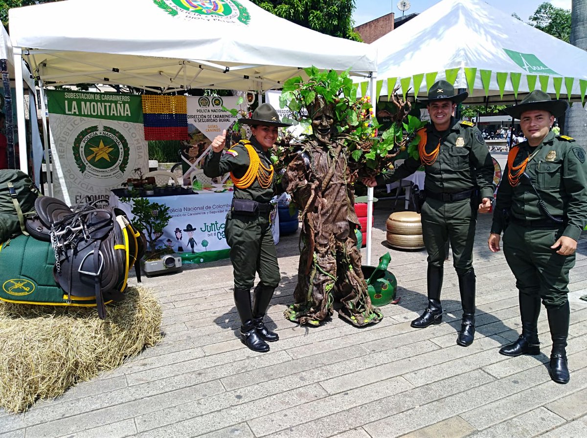 CarabinerosCol's tweet image. Nuestros Carabineros #MEVAL hacen parte de la gira territorial en el municipio de #Itagüí llevando toda su oferta institucional #SISER