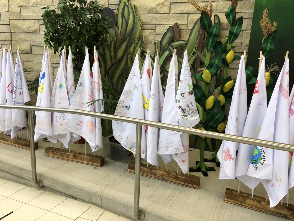 MapleGrove_PS's tweet photo. Our #HouseFlags proudly on display in our front foyer! Thanks to @MAGLibrary for creating the amazing display stands! #MapleGroveProud @HaltonDSB https://t.co/Ay1JUjl2Ol