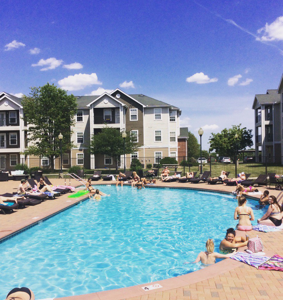 QuartersCF's tweet image. ...... It's almost that time of year again 😊☀️👍 
#TheQuarters #summervibes #poolside