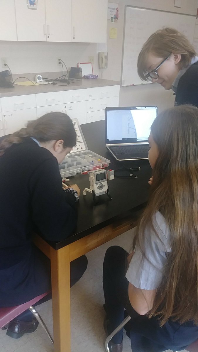 kbpley's tweet photo. Day 3 of Robotics and my students built a robotic claw. Lots of fun! #edtech #STEM #BRICKS4KIDS https://t.co/yAEFhb8tyu
