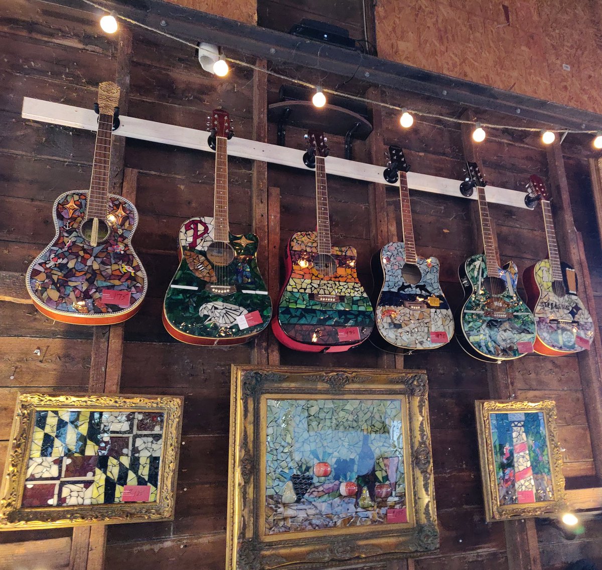 Awesome interior design at <a href="/BurleyOak/">Burley Oak BrewingCo</a>!

#craftbeer #guitar #happyhour #beer