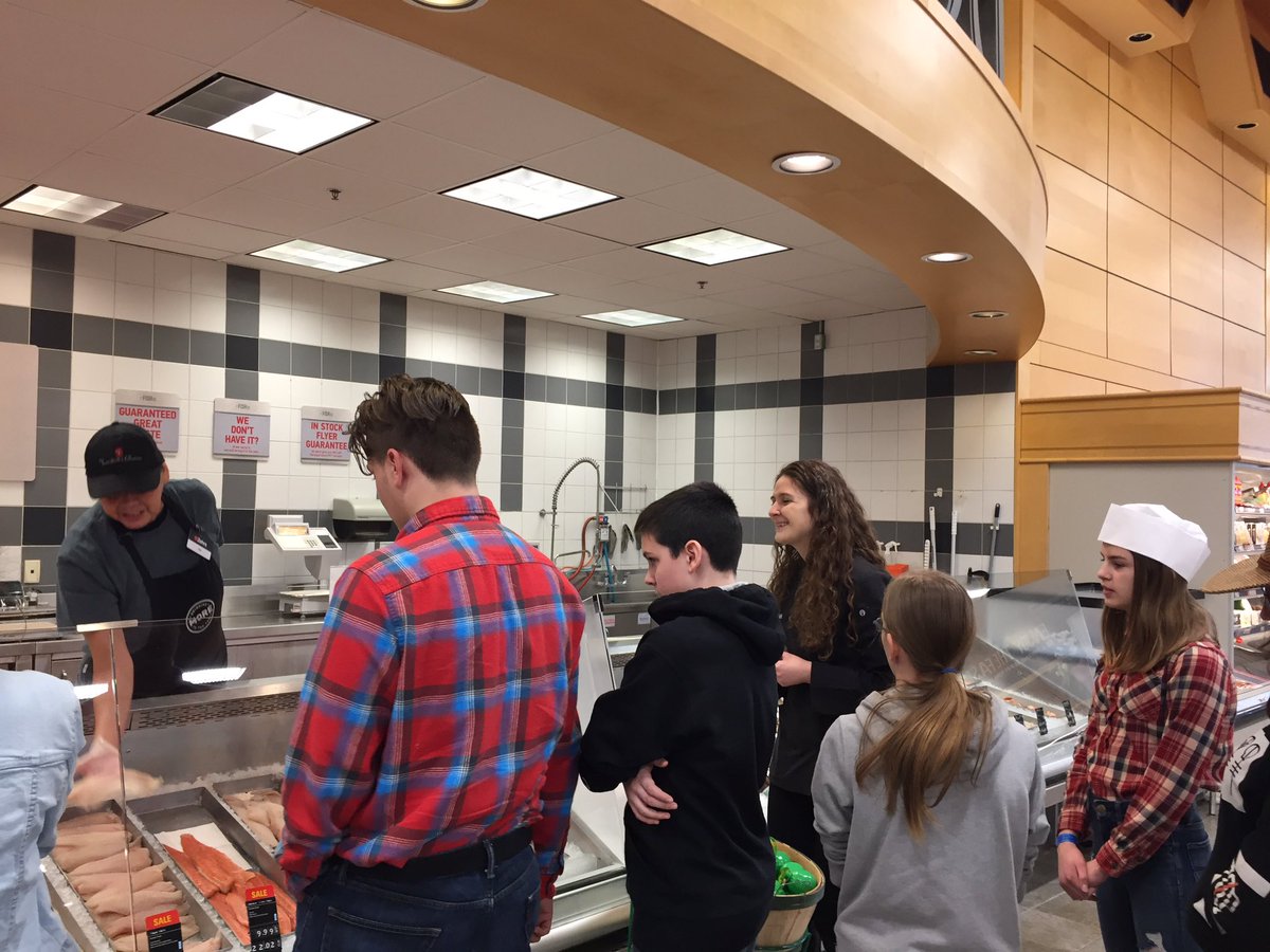 Stephan77788317's tweet photo. Today at Zehrs, with the help of the wonderful dietician, The Algonquin GLS crew learned about portion sizes and how much it costs to eat healthy! Budgeting at its best! @eSSTteam @RidgeAlgonquin @SCDSB_Schools https://t.co/wQeZiYxQL0