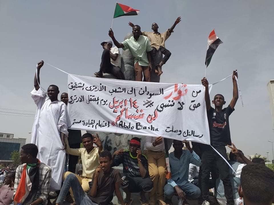 ShekayOsman's tweet photo. شرارة ثورة السودان لن تخمد في الخرطوم بل ستصل نيرانها الى دول الجوار لاسيما الأنظمة القمعية الدكتاتورية مثل النظام الارتري الذي يحكم بالحديد والنار منذ فجر الاستقلا وحتى يومنا هذا الذي غيب وإخفى ميئات الآلاف من الارتريين   #ارتريون_مختطفون https://t.co/0xTMEUlEt6