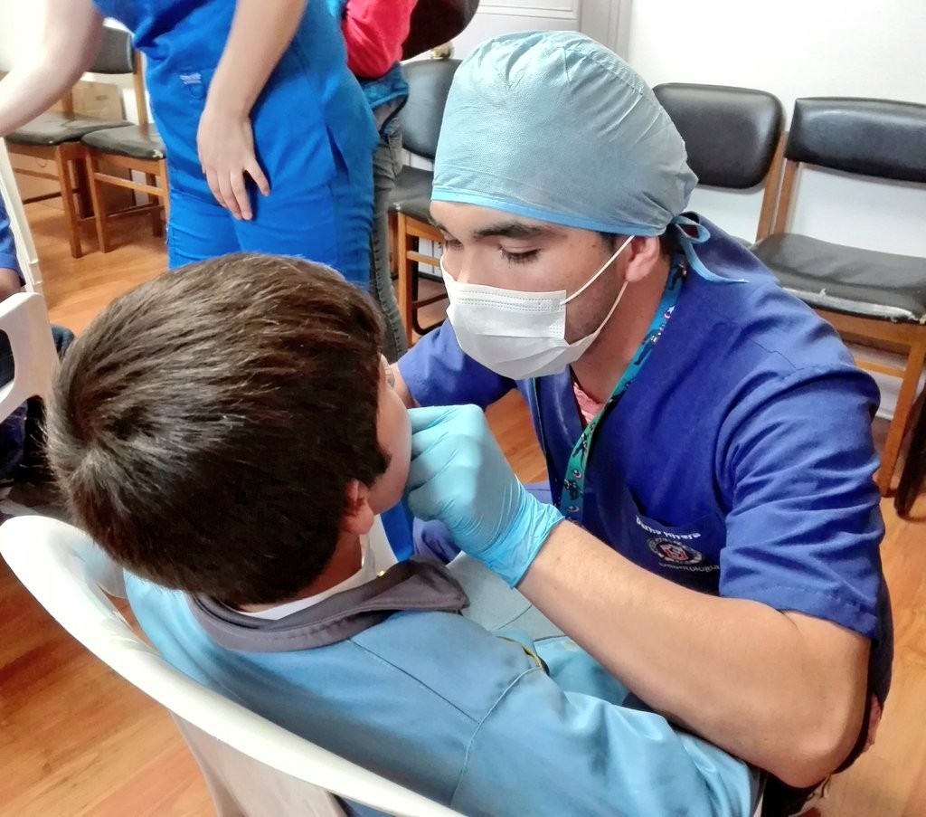 SenameCoquimbo's tweet photo. Hoy se dio inicio al proyecto "Recuperando Sonrisas" liderado por los alumnos de @OdontologiaULS y que beneficiará a niños, niñas y jóvenes de la red Sename, para acceder a talleres de higiene bucal y tratamiento contra las caries 😷🔎😀 https://t.co/dkD6k2Nhxw