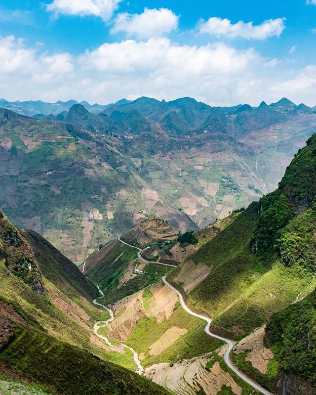 roaradventures's tweet image. Ha Giang's winding roads as seen from Ma Pi Leng Pass

Ride here on the Hill Tribes Of #Vietnam bike tour → buff.ly/2X9IZ8K

via Vietnam Tourism / 📷@zlightphotography

#hagiang #mapilengpass #road #scenery #cycling #holiday #bicycle #vacation #adventure #explore #travel
