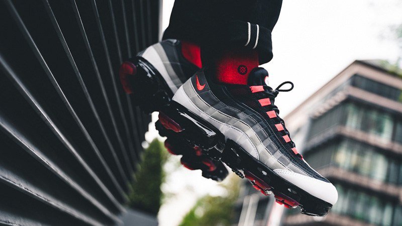 sneakersteal's tweet photo. NIKE AIR VAPORMAX 95 “HOT RED” $109.95 https://t.co/5le0zDSNuu https://t.co/J34yiCIu6b