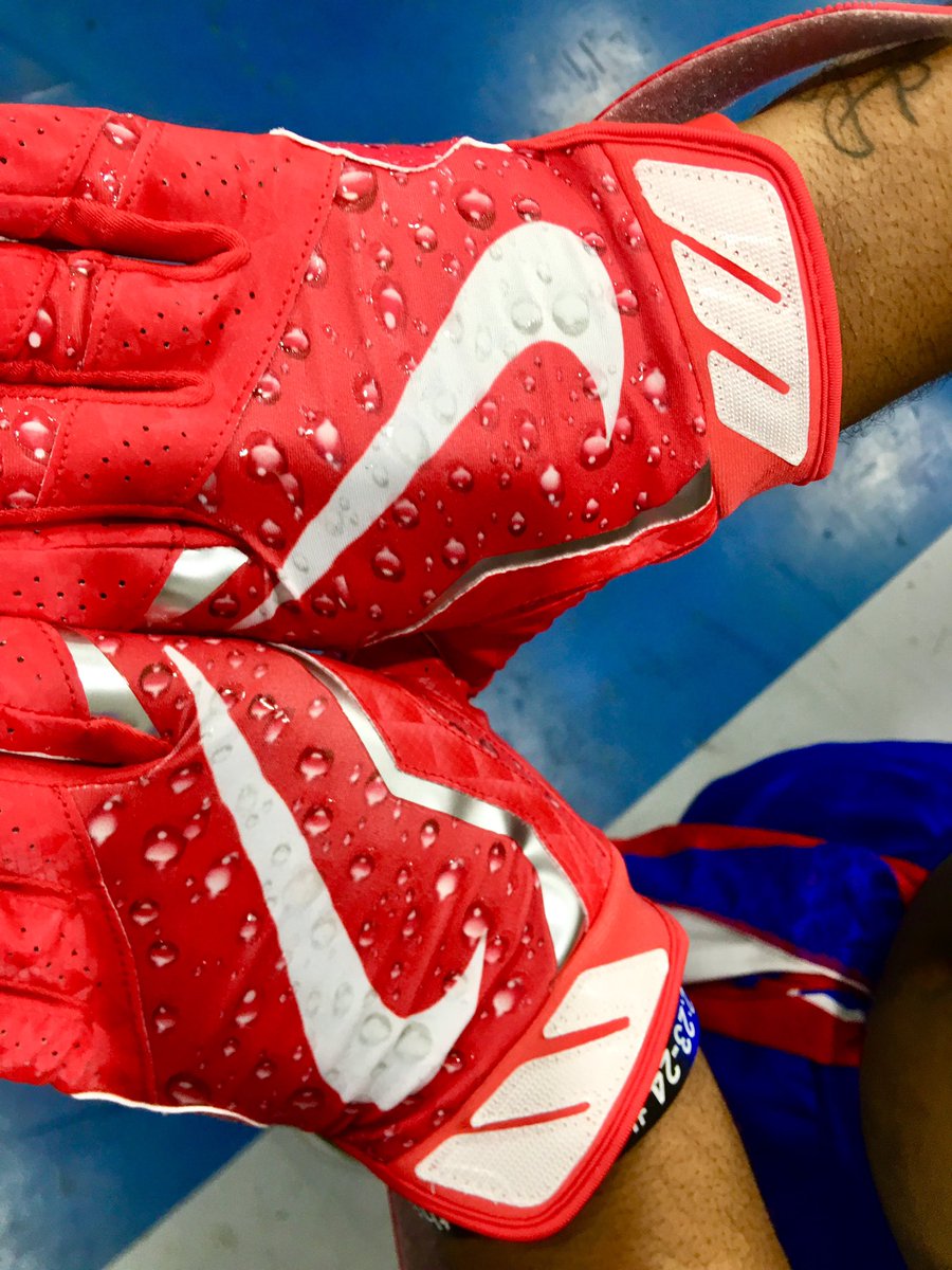ParkviewLr's tweet photo. More swag came in today thanks @Nike !! #supreme
#wetred #commitTotheP https://t.co/9k5a8kJFSv