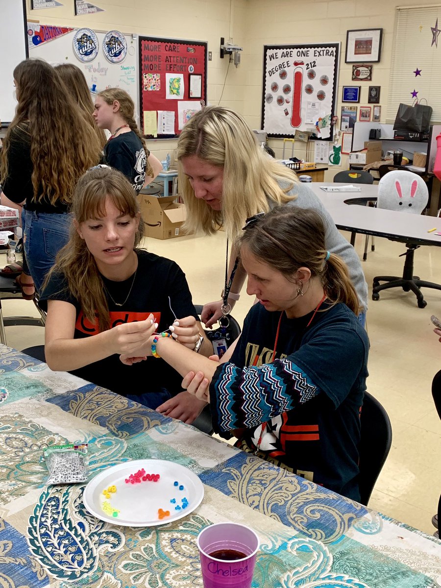 macollins131's tweet photo. #CudasChooseKindness enjoying pizza and making friendship bracelets with Mrs. Outlaws class. Happy Friday! https://t.co/Jc8TPTlVGv