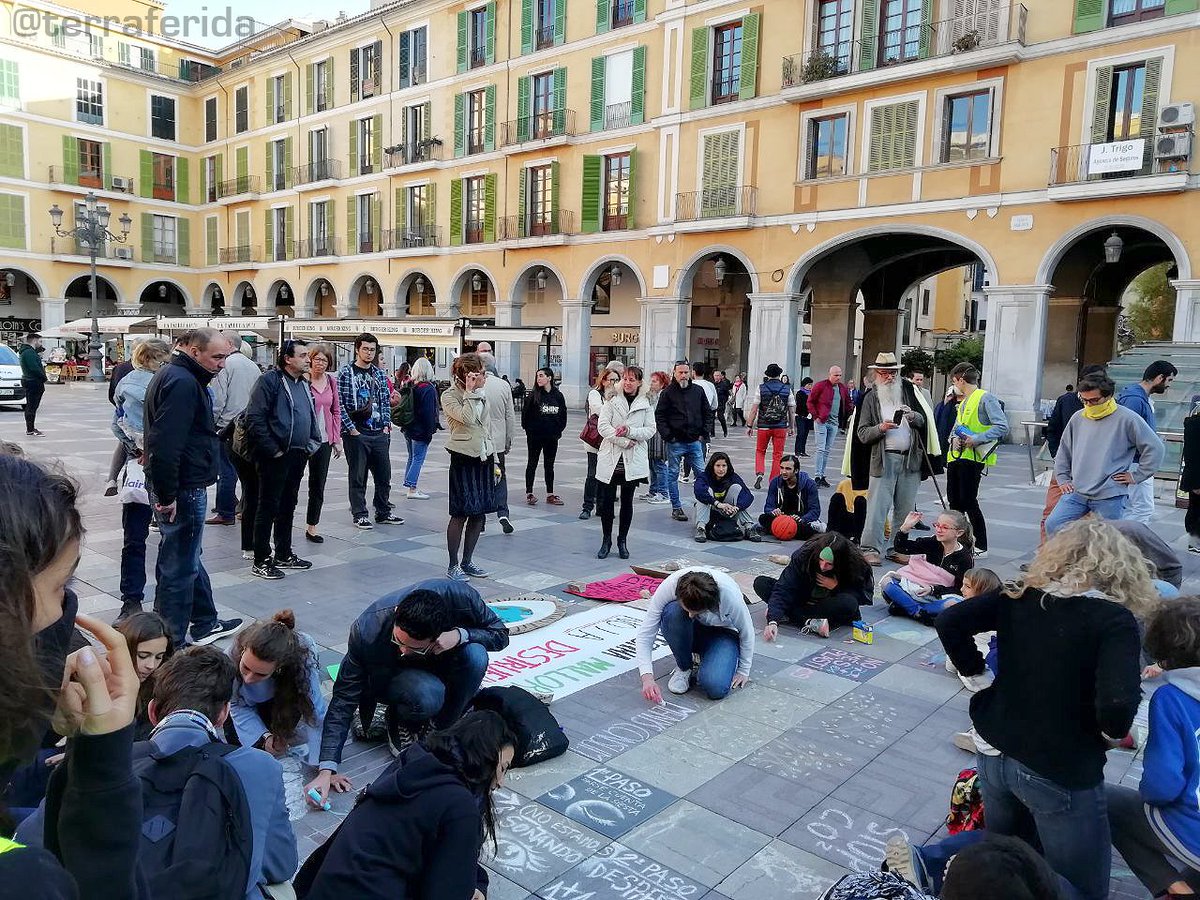 Terraferida's tweet photo. Ara a la Plaça Major de #Palma Concentració pel Clima. @ForMallorca @EcoUib @ClimatestrikeB @JuventudXClima #FridaysForFuture https://t.co/TriWtlS2cu
