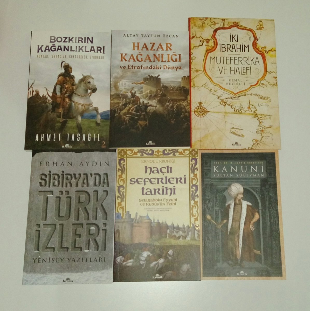 SavasTarihi_'s tweet image. Merhaba!
Bu tweeti RT yapan bir takipçiye, @KronikKitap'tan çıkan, fotoğraftaki altı değerli kitabı hediye edeceğim. Katılım için son tarih 13 Nisan Cumartesi saat 22.00.